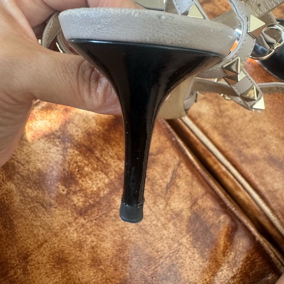 Authentic leather two color, Valentino stud low heel - Picture 7 of 10